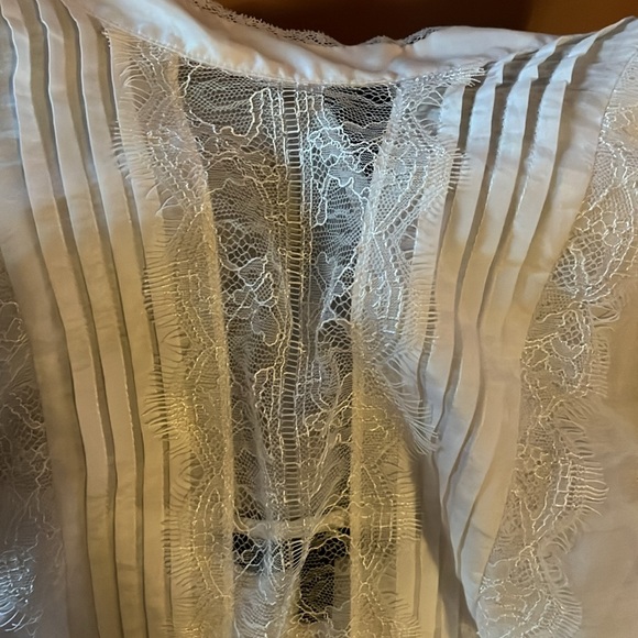 Stunning WHBM cotton and silk blouse with exquisite lace and pleating details - Picture 2 of 8